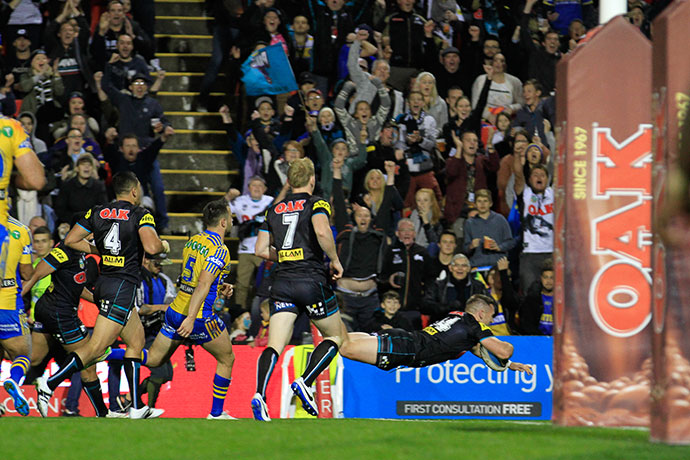 Bryce Cartwright scores a try