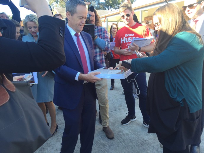 Bill Shorten offered lamingtons to the media during his visit to Lindsay. Photo: Twitter